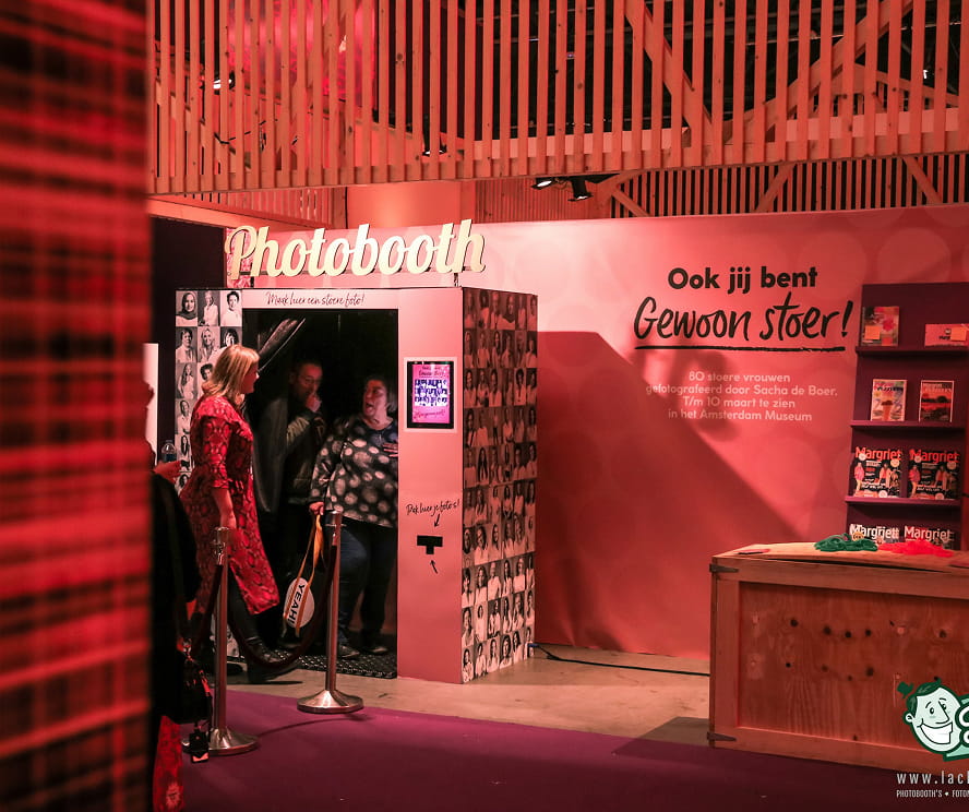 Roze branded photobooth op een beursstand
