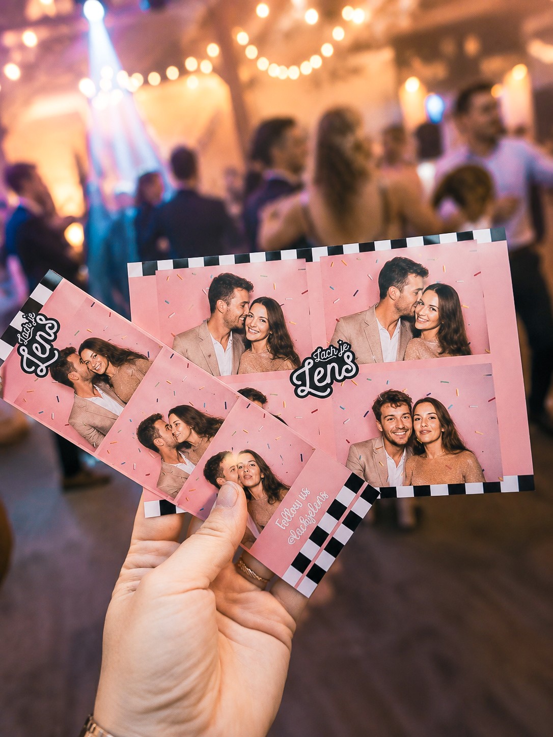 Een blij koppel heeft op een feest, 2 mooie roze fotoprints bemachtigd.