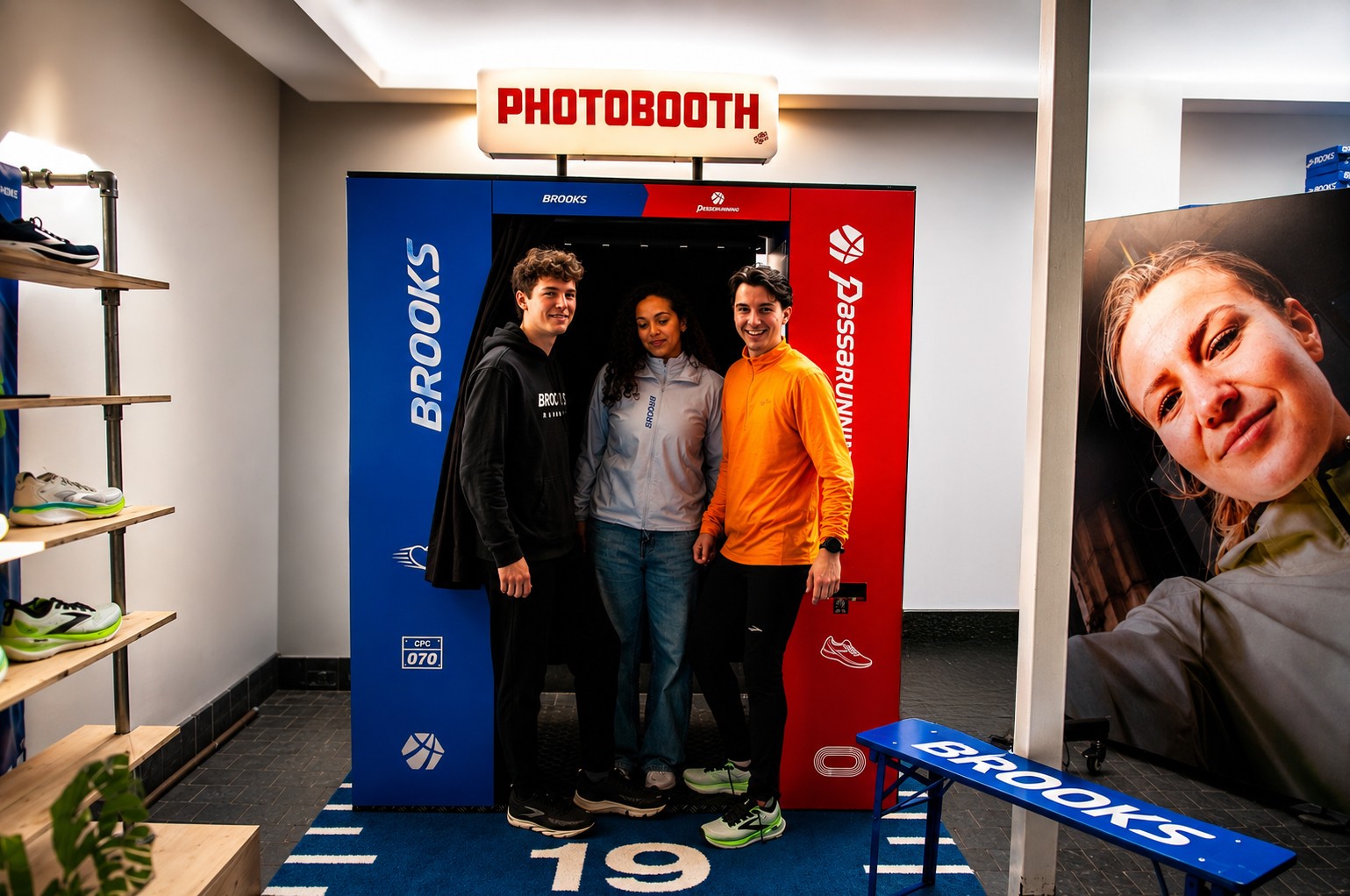 Een rood met blauwe fotocabine, branded, voor een merkactivatie voor Brooks en PassaRunning
